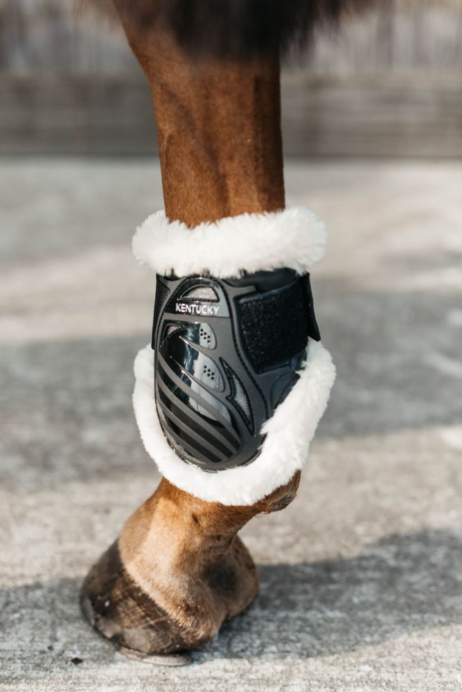 KENTUCKY® HORSEWEAR vegane Lammfell-Streichkappe Young Horse, schwarz