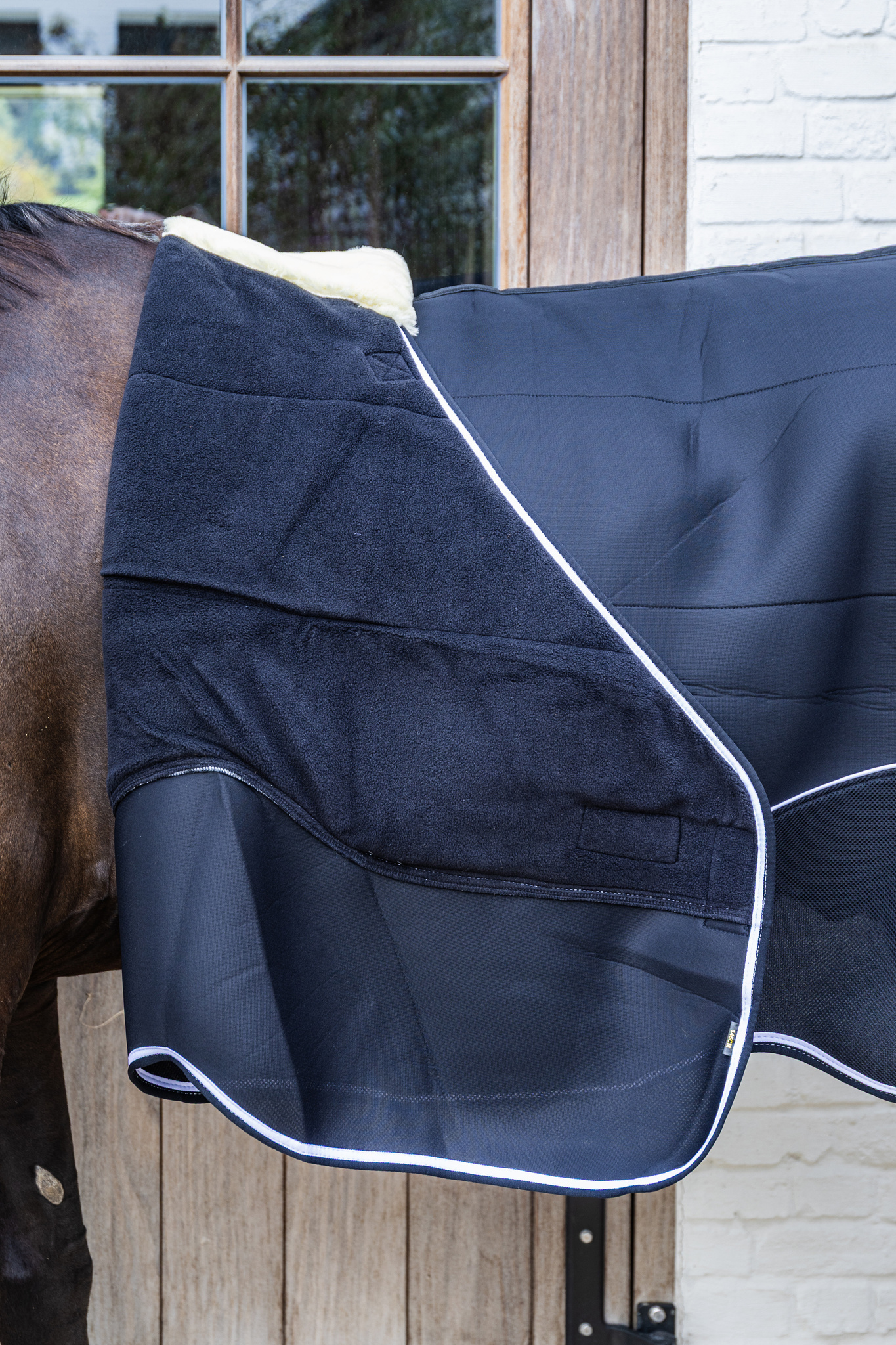 KENTUCKY® HORSEWEAR Turnout Rug Comfort 3D Fleece Liner, schwarz Detailansicht der schwarzen Turnoutdecke Comfort 3D Fleece Liner mit weichem Widerristpolster auf einem Pferderücken.