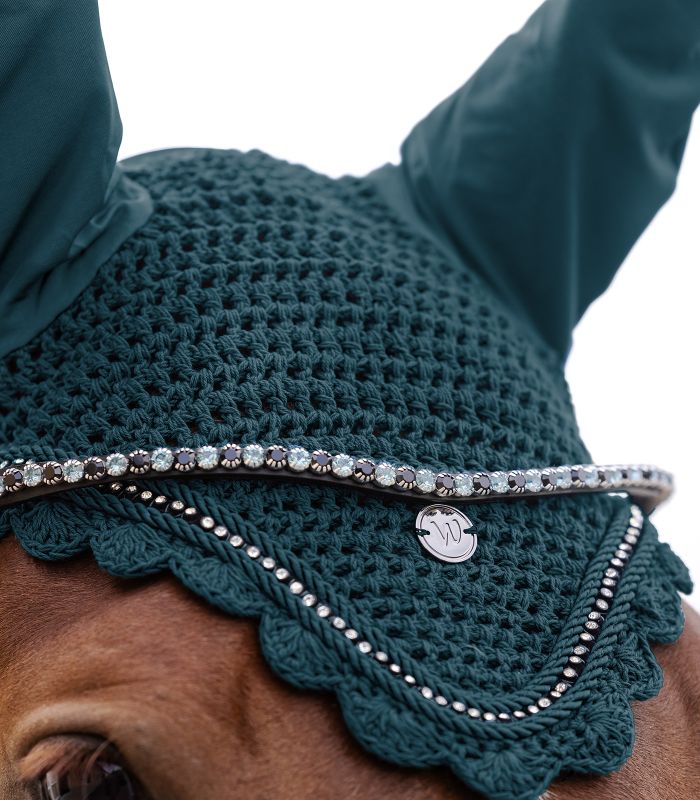 WALDHAUSEN Fliegenohren Nepal, petrolblau WALDHAUSEN Fliegenohren Nepal in petrolblau am Pferd. Gehäkelte Fliegenhaube mit Strass und Kristallen verziert.