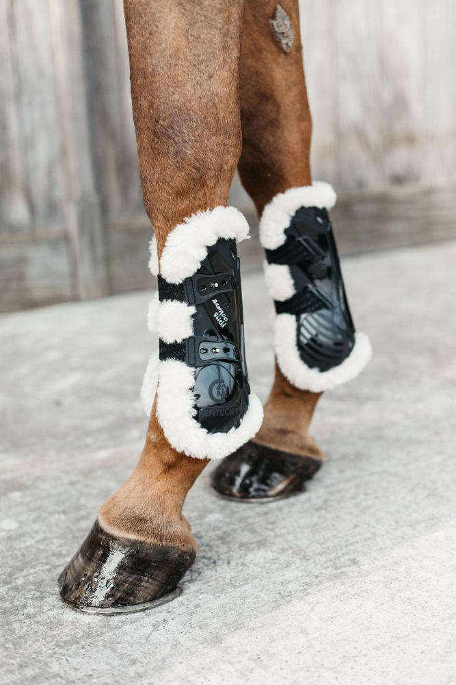 KENTUCKY® HORSEWEAR vegane Lammfell-Springgamasche Bamboo Elastic, schwarz 