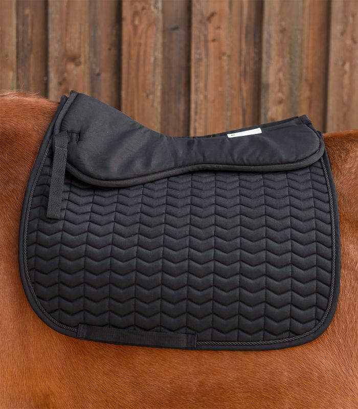 WALDHAUSEN Sattelkissen Memory Foam Schwarzes Waldhausen Sattelkissen aus Memory Foam mit V-Steppung, anatomisch geformt auf einem braunen Pferderücken.