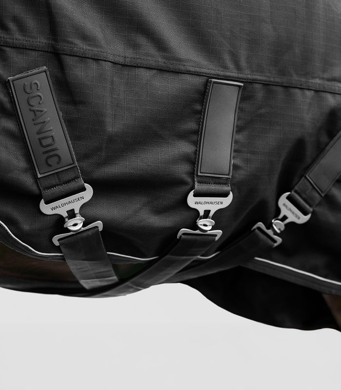 WALDHAUSEN SCANDIC Multi-Layer Outdoordecke, 250 g / 100 g, schwarz Detailansicht der schwarzen SCANDIC MultiLayer Outdoordecke mit robusten Waldhausen-Verschlüssen und Gurten.