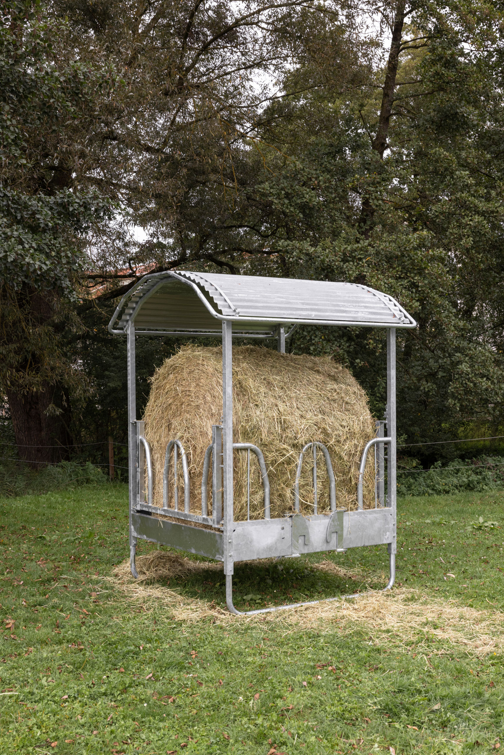 KERBL Viereckraufe Hobby mit Dach und Palisadenfressgitter