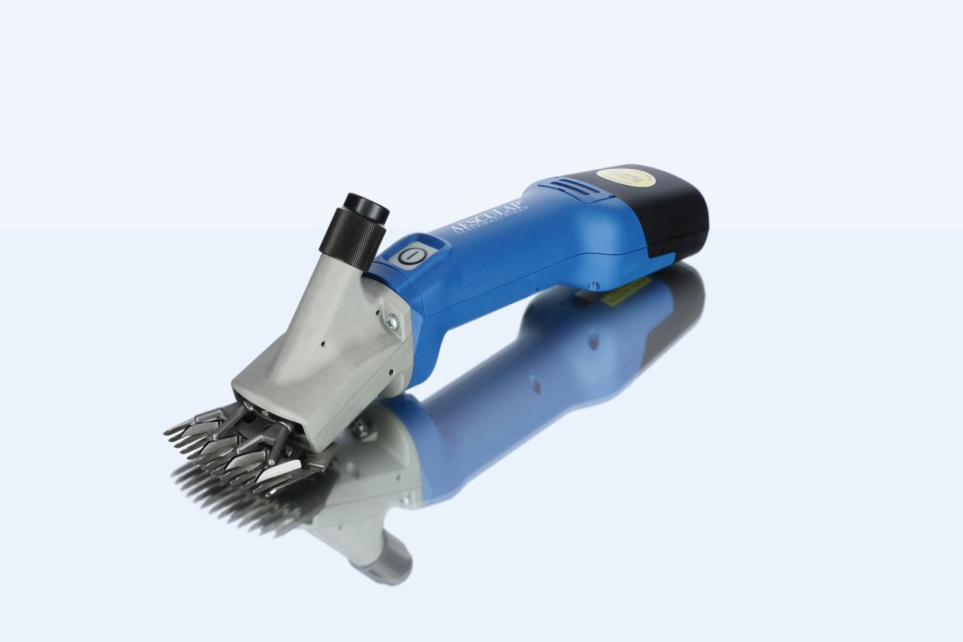 AESCULAP Econom NOVA CL Akkuschermaschine für Schafe in Blau und Silber mit Schermesser-Set GT578 und GT598