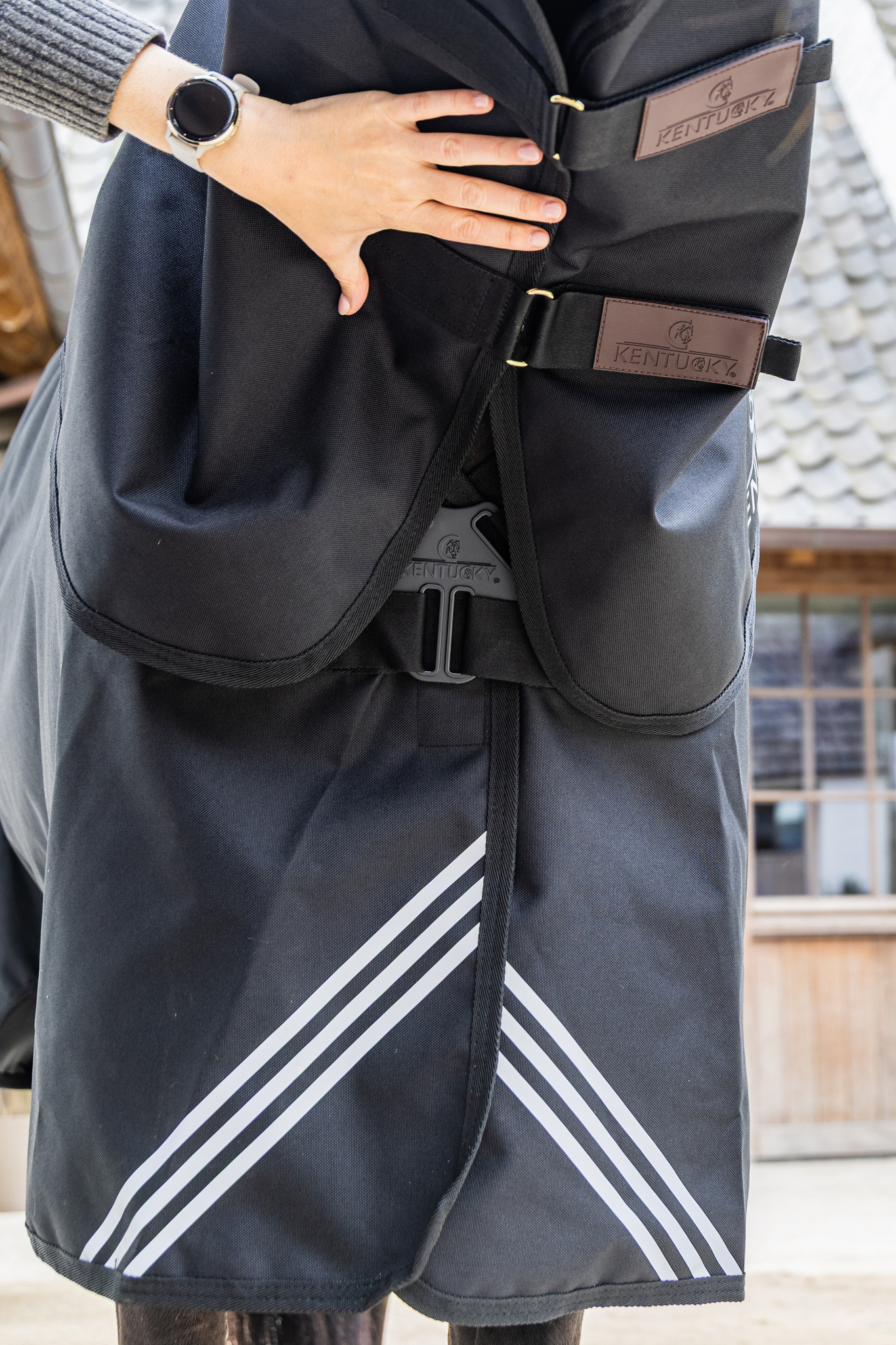 KENTUCKY® HORSEWEAR Halsteil wasserdicht All Weather Comfort 0g, schwarz Wasserdichtes Halsteil All Weather Comfort in Schwarz wird mit Klettverschlüssen und Schnalle am Pferd befestigt.