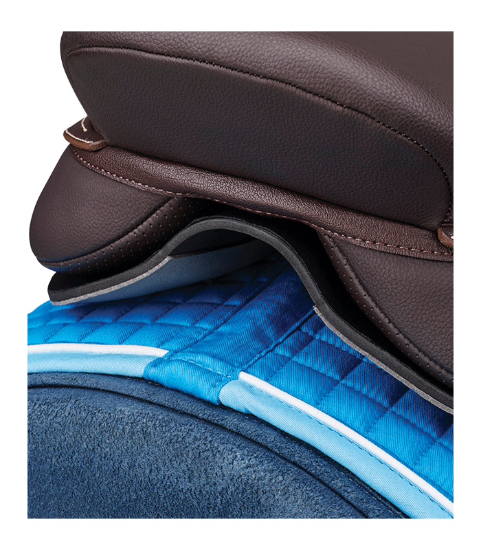 Nahaufnahme des schwarzen WINTEC Riser Comfort Pads für Springen, unter einem braunen Sattel auf einer blauen Schabracke.