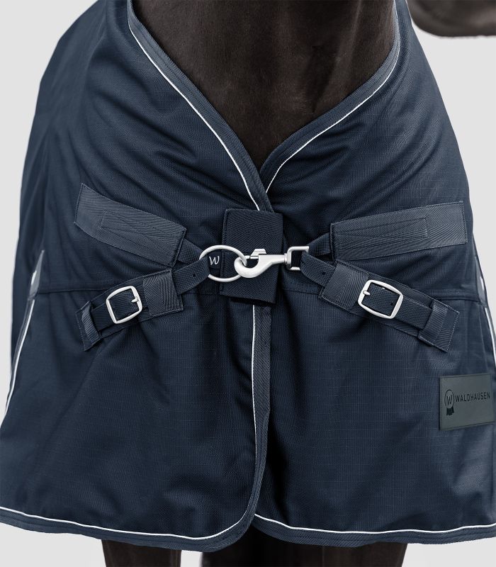 SCANDIC MultiLayer Outdoordecke in Nachtblau, Detailansicht des Brustverschlusses mit T-Haken und Schnallen.