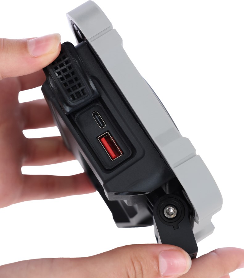 Detailansicht des KERBL WorkFire 2200 LED-Strahlers mit USB-A und USB-C Ladeanschlüssen unter der Schutzkappe