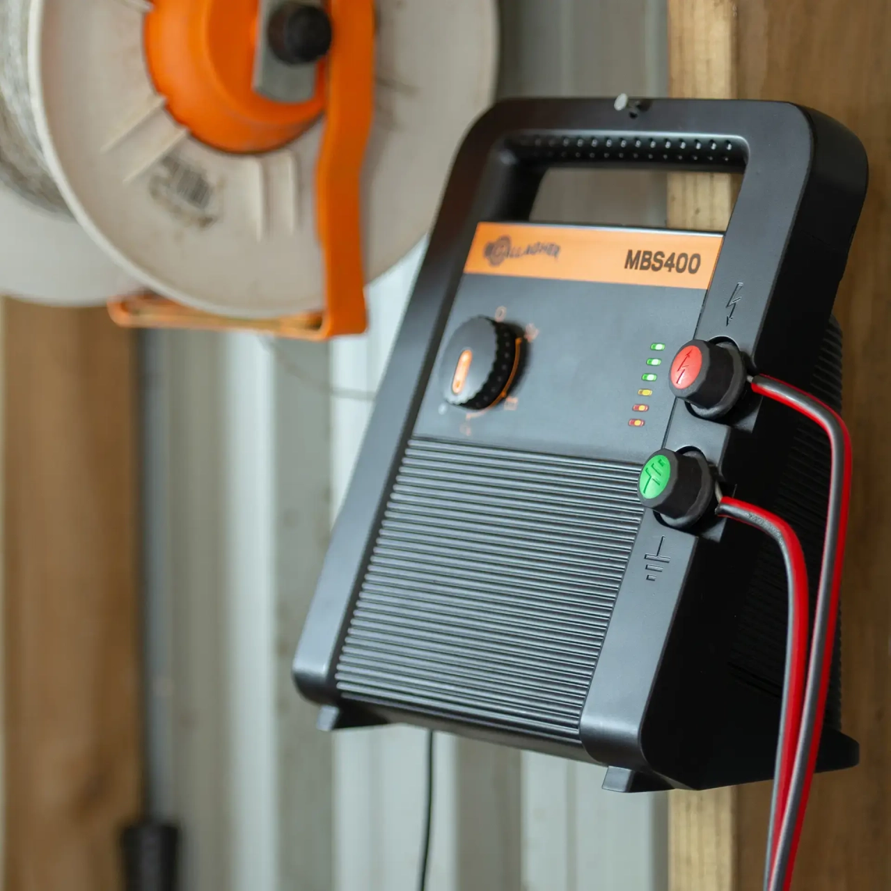 GALLAGHER MBS400 Multipower-Weidezaungerät ( 230 V/12 V/Solar) mit gratis Voltmeter