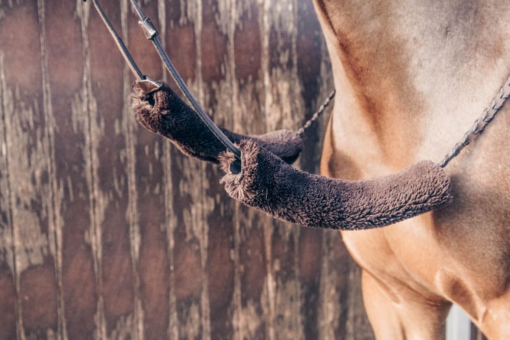 KENTUCKY® HORSEWEAR Schaffell-Nasenriemenschoner, braun