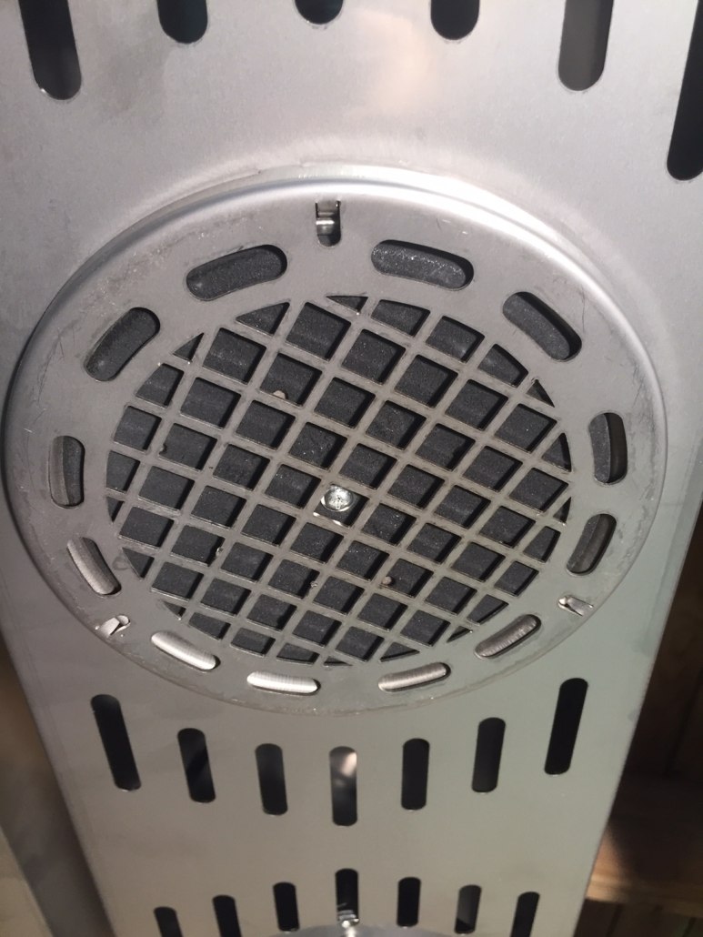 Nahaufnahme der runden Therapie-TDP-Lampe des SUMMERWIND Pferdesolariums mit silbernem Metallgitter.