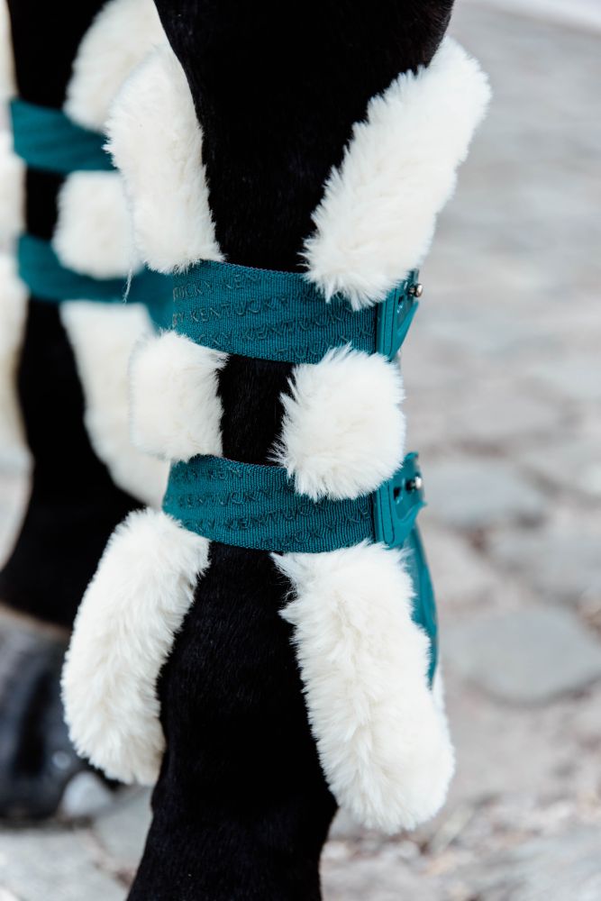 KENTUCKY® HORSEWEAR vegane Lammfell-Springgamasche Bamboo Elastic, smaragdgrün