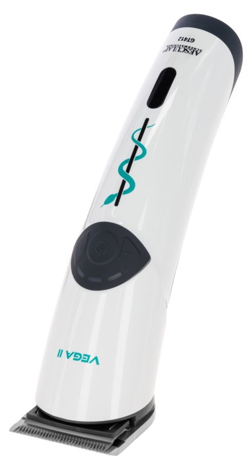 AESCULAP Akkuschermaschine Vega II in Weiß mit türkisen Details und schwarzem Scherkopf in der Seitenansicht.