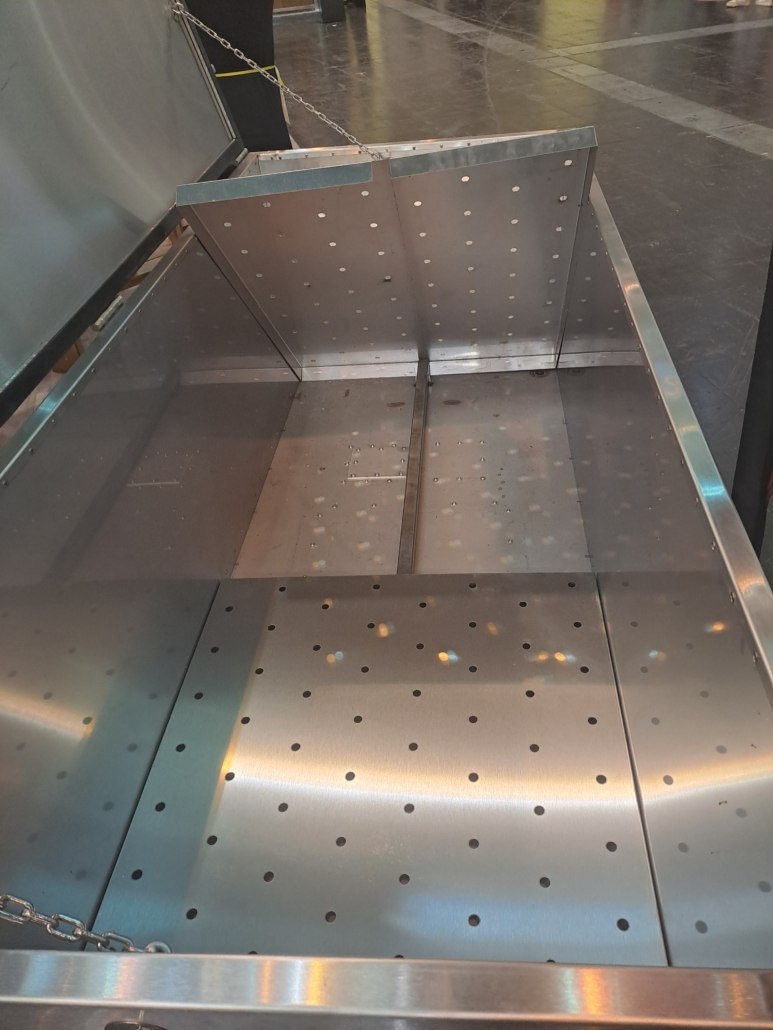 Innenraum eines Heubedampfers aus Edelstahl mit perforierten Boden- und Wandplatten für die gleichmäßige Bedampfung.