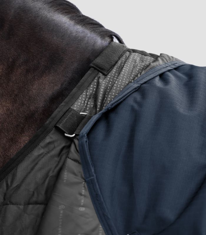 Detailansicht der nachtblauen SCANDIC MultiLayer Outdoordecke mit gepolstertem Widerristbereich am Pferdehals.