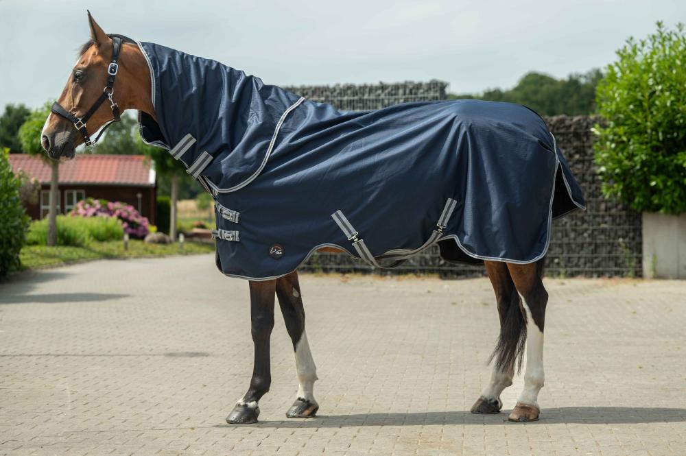 Dunkelblaue HKM Weidedecke ThermoPro mit Halsteil und 0g Füllung in der Seitenansicht an einem braunen Pferd.