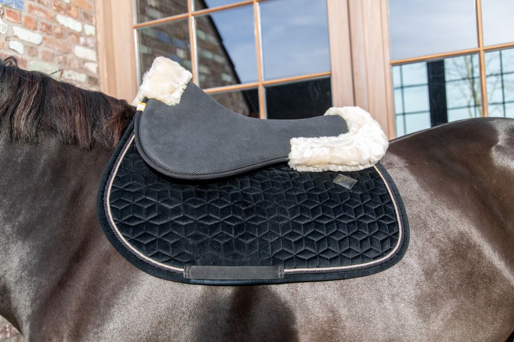 KENTUCKY® HORSEWEAR Schaffell Sattelpad Anatomic Absorb, natur