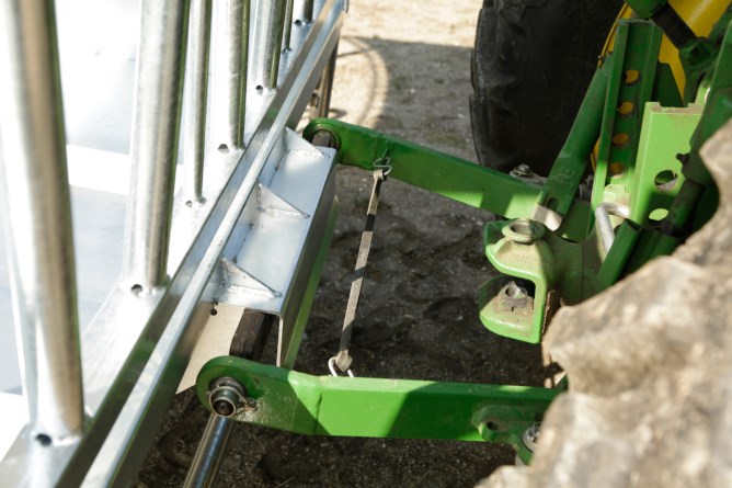 KERBL Viereckraufe Standard mit Palisadenfressgitter für Pferde und Rinder