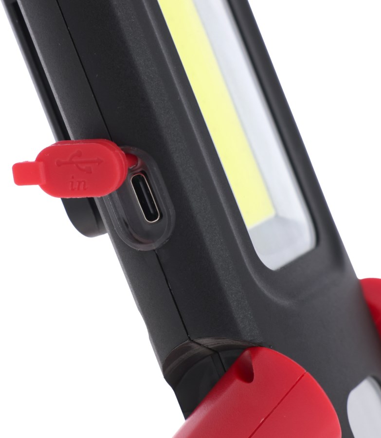 Detailansicht der KERBL LED-Handleuchte WorkFire 350 mit offenem USB-C Ladeanschluss und roter Schutzkappe