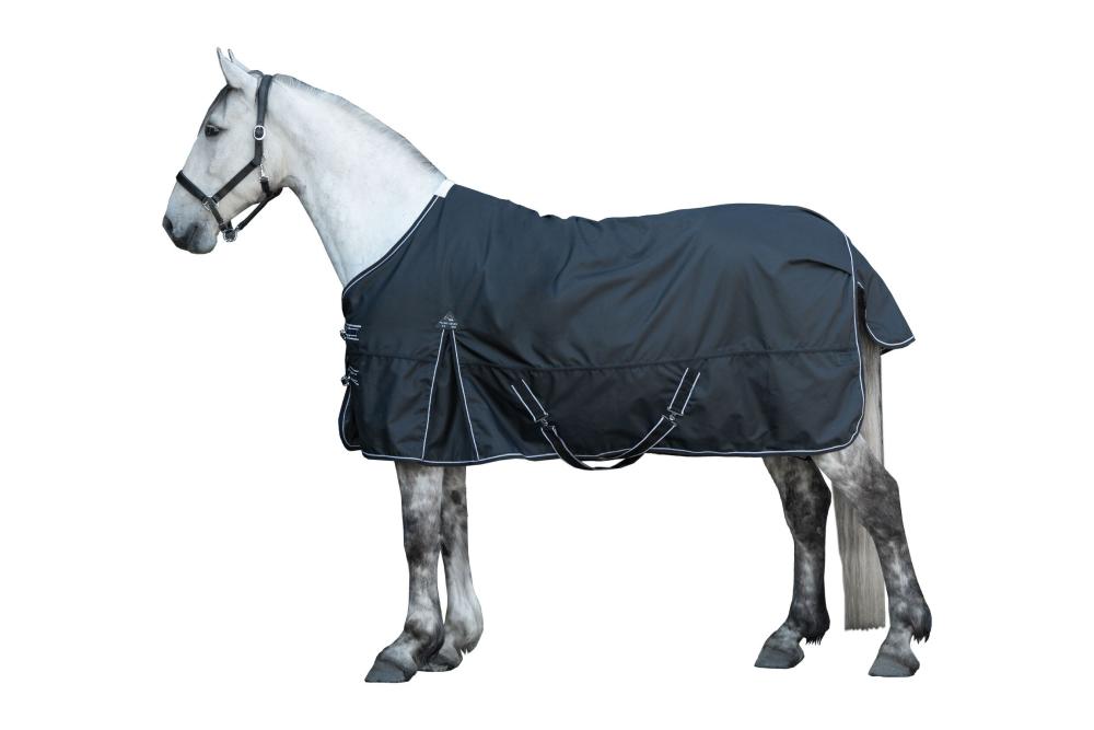 HKM Weidedecke Premium - 1680D mit glattem Futter, schwarz HKM Weidedecke Premium in Schwarz mit glatter Oberfläche und weißer Paspelierung, gezeigt an einem Schimmel.