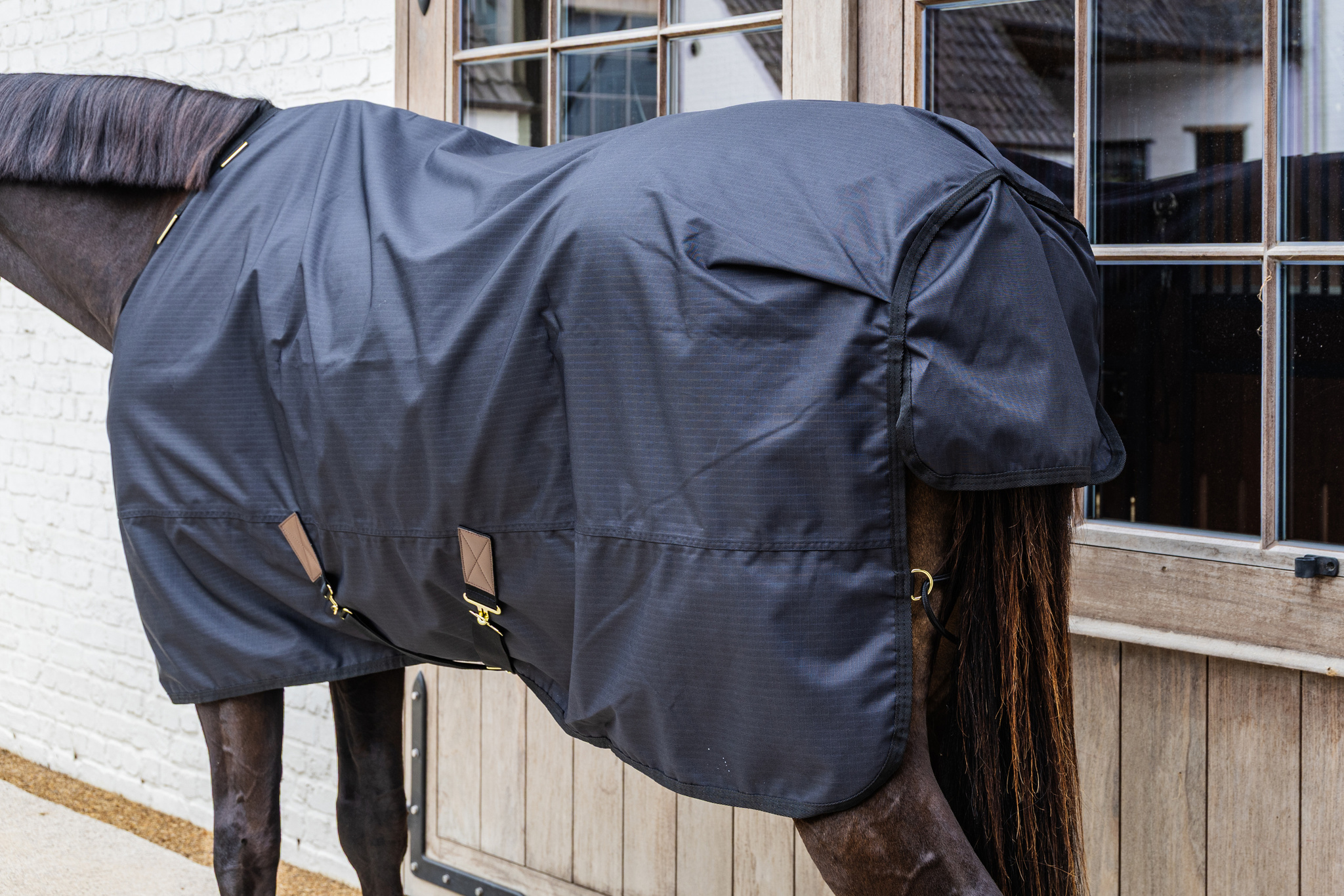 KENTUCKY® HORSEWEAR Winterdecke All Weather Waterproof Classic 0 g, schwarz Schwarze wasserdichte Weidedecke All Weather Classic am Pferd von der Seite, mit Kreuzgurten und Schweiflatz.