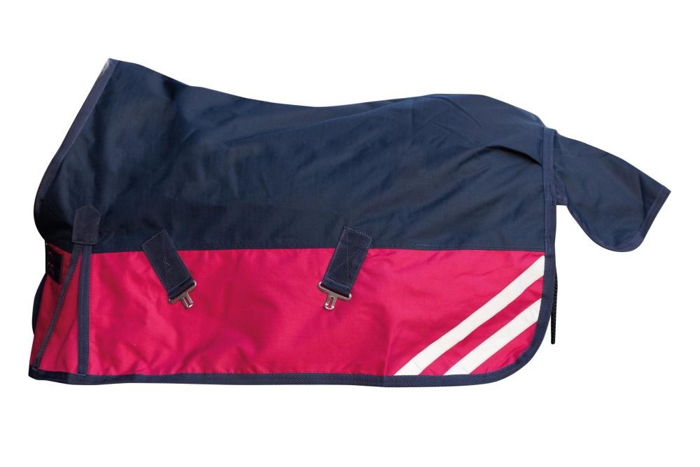 HKM Weidecke Mini in cranberry und dunkelblau mit weißen Streifen. Die Outdoordecke hat Bauchgurte und einen Schweiflatz.
