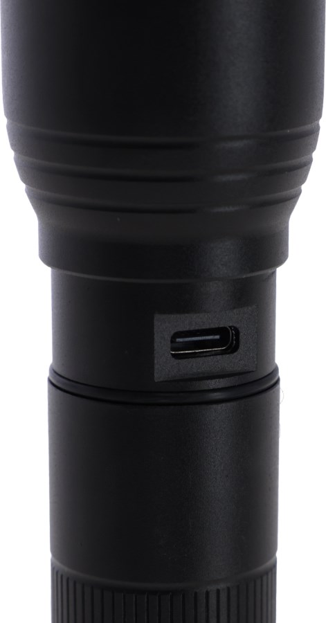 Detailansicht der KERBL LED-Akkutaschenlampe ProFire 1800 mit dem USB-C Ladeanschluss am mattschwarzen Metallgehäuse