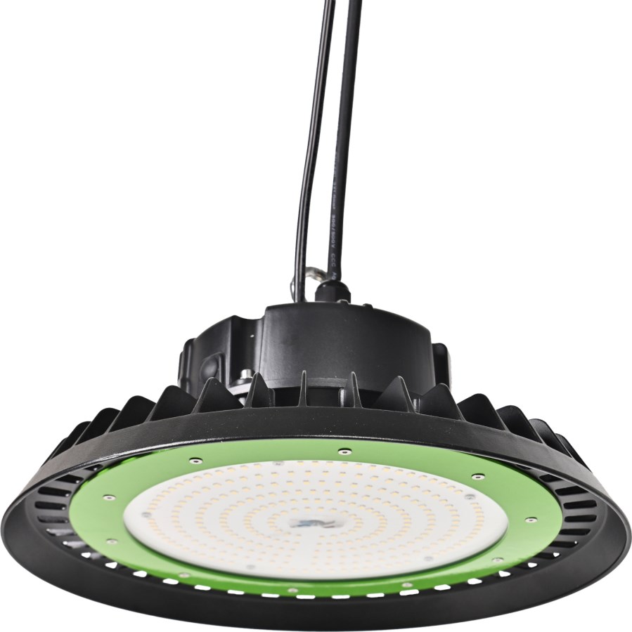 Schwarzer runder LED Hallenstrahler in UFO-Form mit Kühlrippen und einem leuchtend grünen Zierring.