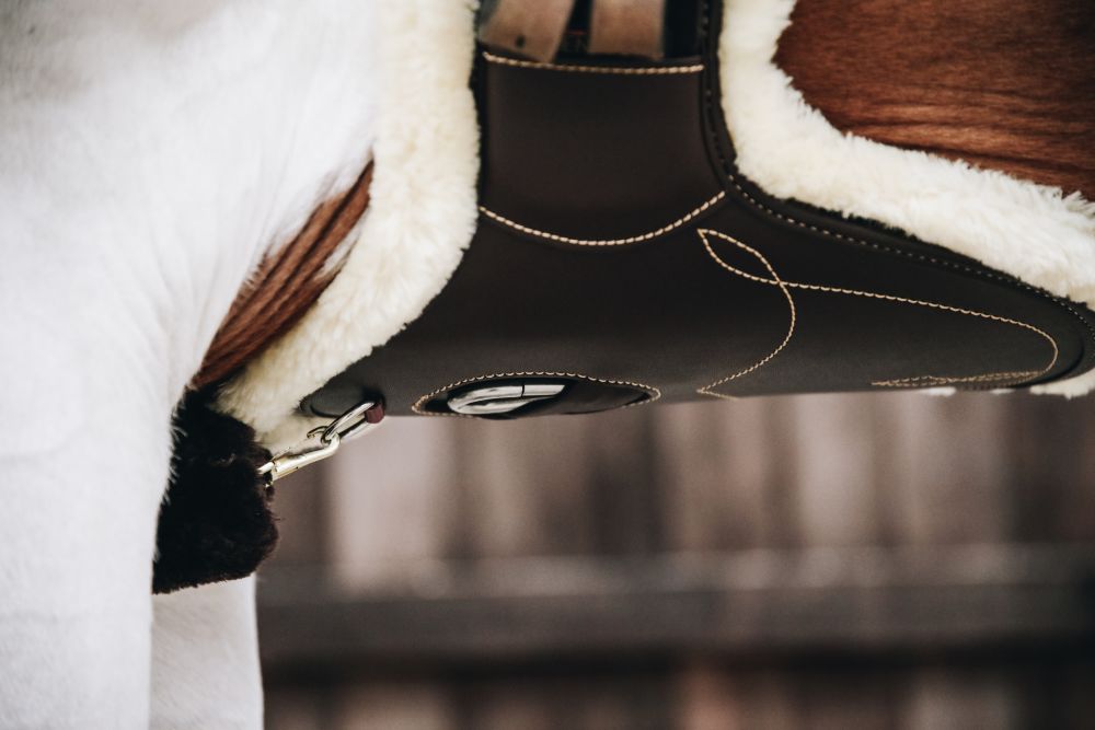 KENTUCKY® HORSEWEAR Lammfell Stollen-Kurzgurt 