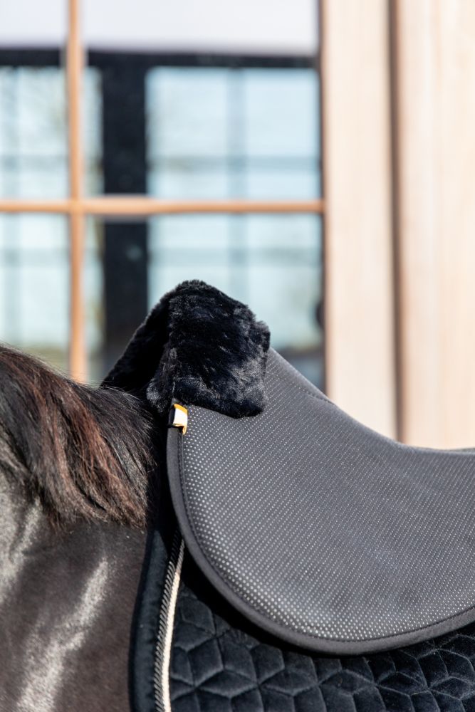 KENTUCKY® HORSEWEAR Schaffell Sattelpad Anatomic Absorb, schwarz