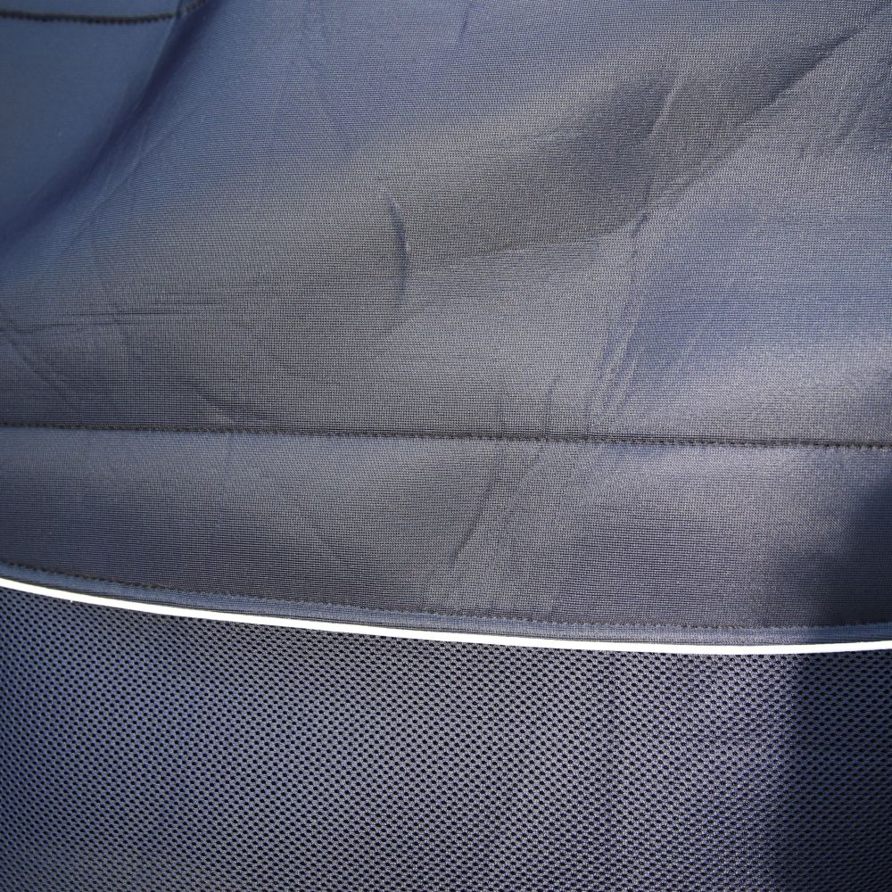 KENTUCKY® HORSEWEAR Turnout Rug Comfort 3D Fleece Liner, navy Detailaufnahme der dunkelblauen Turnoutdecke Comfort mit atmungsaktivem 3D-Fleece-Innenfutter und weißer Zierkordel.