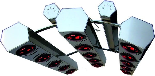 SUMMERWIND Pferdesolarium Light III  Pferdesolarium Summerwind Light III in schräger Unteransicht mit silbernem Metallgehäuse und roten Wärmelampen.