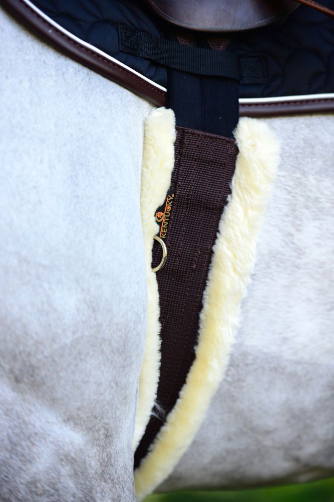 KENTUCKY® HORSEWEAR Lammfell Sattelgurt, braun