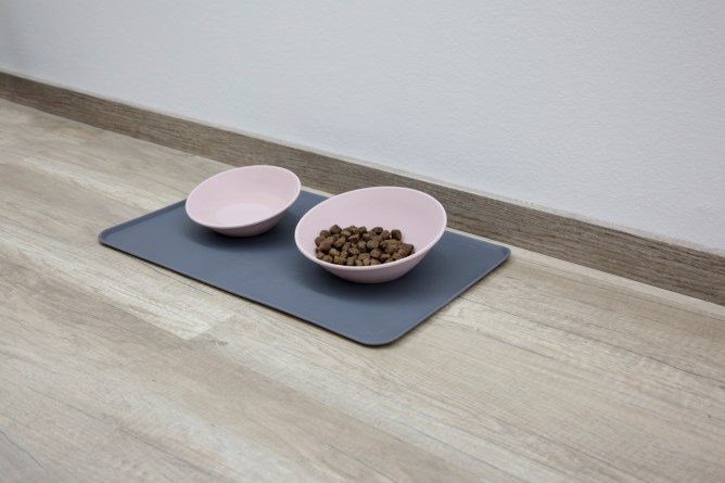 KERBL Napfunterlage aus Silikon, grau, 47x29 cm