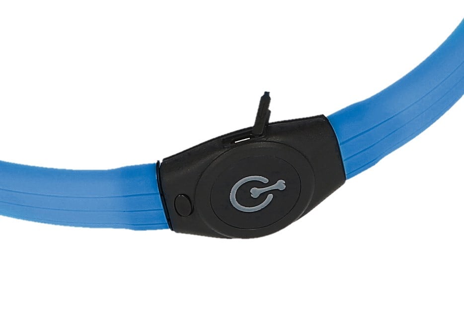 Nahaufnahme des blauen LED-Halsbands Maxi Safe mit schwarzem Kunststoffgehäuse, Power-Knopf und USB-Ladeport.
