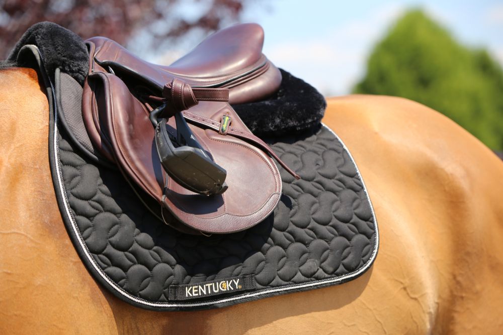 KENTUCKY® HORSEWEAR Schaffell Sattelpad Anatomic Absorb, schwarz