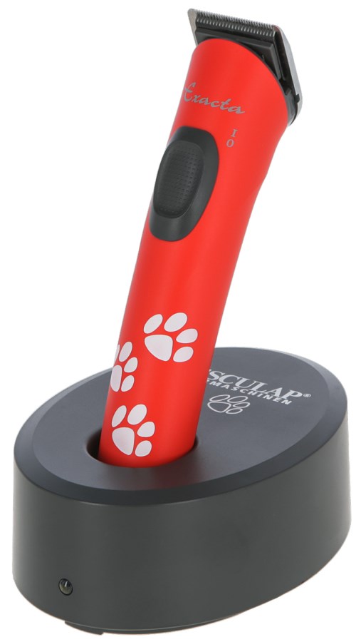 Roter AESCULAP Akkutrimmer Exacta mit weißen Pfotenabdrücken und Scherkopf in der schwarzen Ladestation.