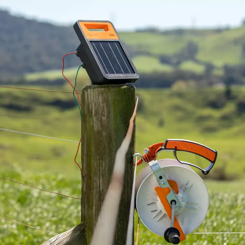 GALLAGHER S20 Solar-Weidezaungerät mit Lithium-Batterie