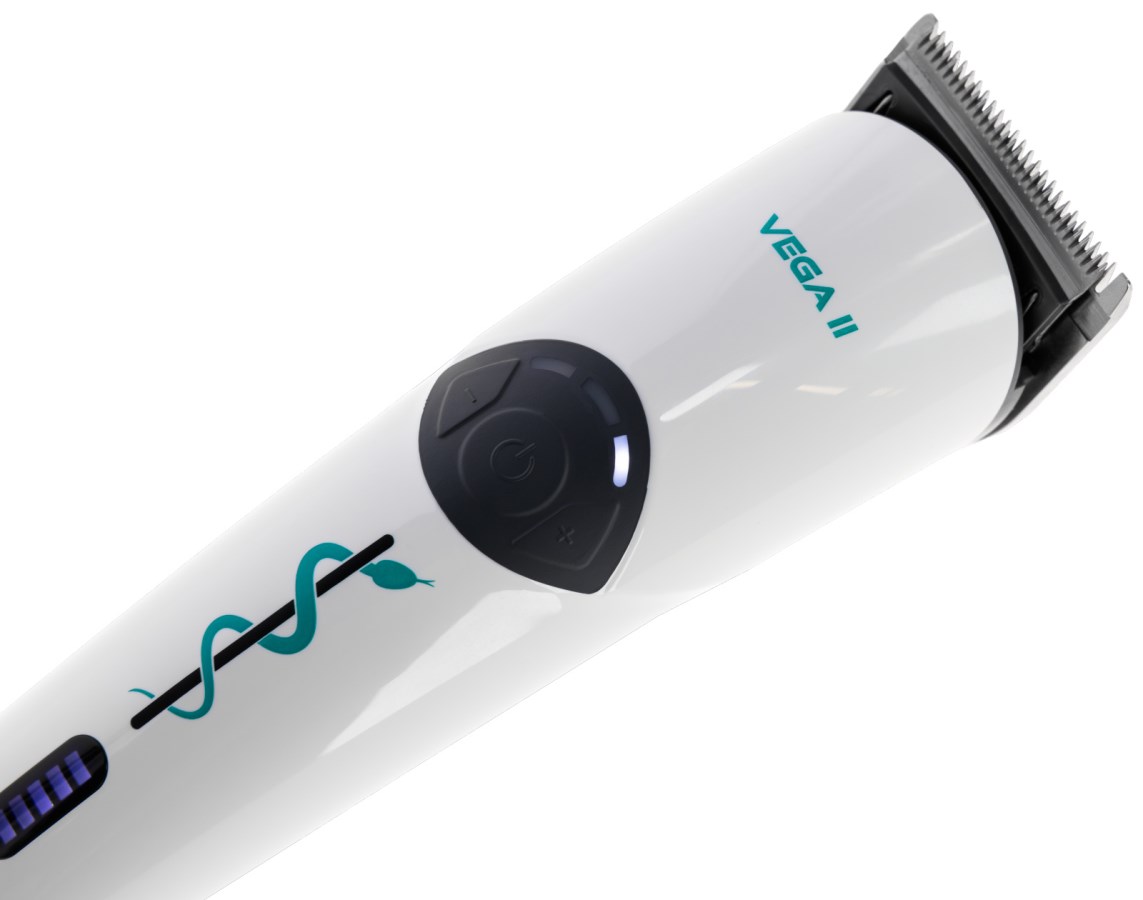 AESCULAP Akkuschermaschine Vega II in Weiß mit türkisfarbenem Logo und schwarzem Bedienfeld in der Schrägansicht