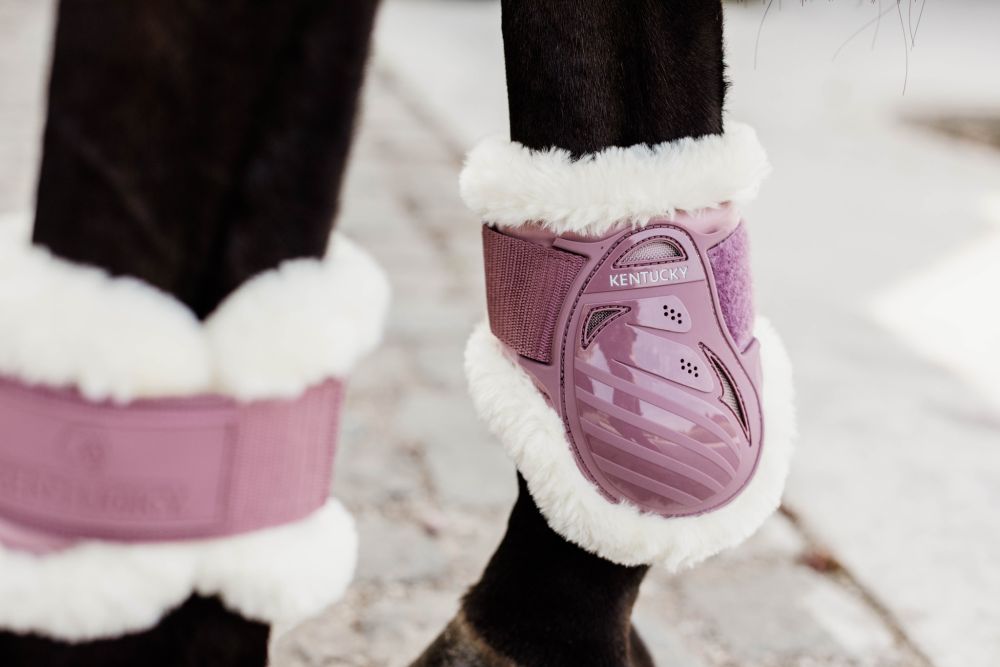 KENTUCKY® HORSEWEAR vegane Lammfell-Streichkappe Young Horse, altrosa