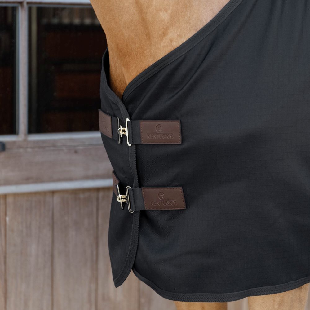 Schwarze Stalldecke Classic am Pferd, Detailansicht der doppelten Brustverschlüsse mit braunen Kunstleder-Patches.