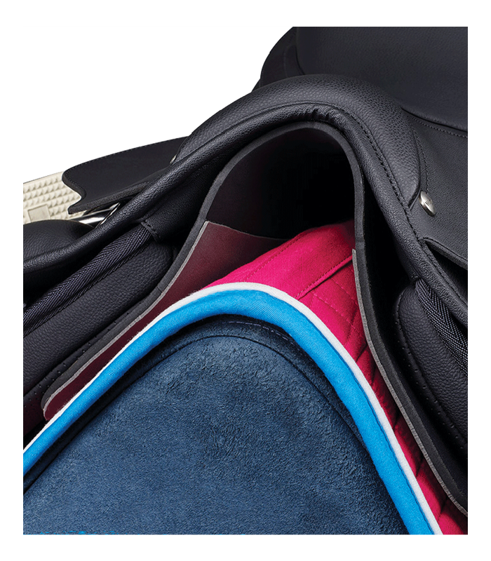Schwarzes WINTEC Riser Comfort Pad zur Anpassung unter einem Dressur- oder Vielseitigkeitssattel, Nahaufnahme.