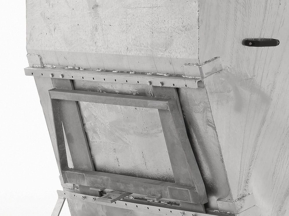 Nahaufnahme der mechanischen Weidemann Aufnahme aus verzinktem Stahl mit stabiler Rahmenkonstruktion und Schweißnähten.