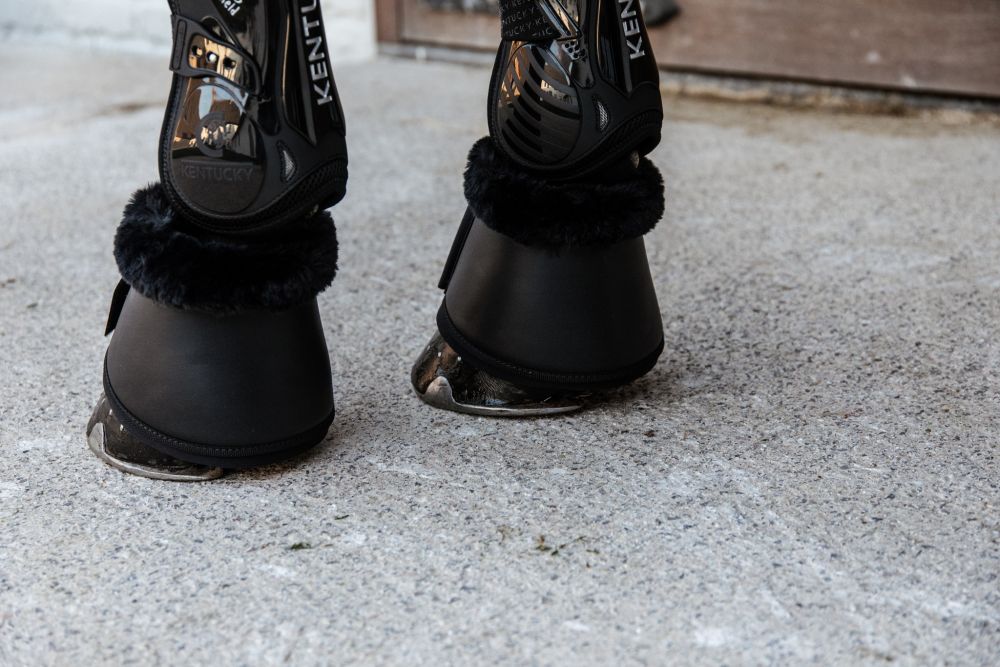 KENTUCKY® HORSEWEAR Schaffell-Hufglocken Leder, schwarz/schwarz