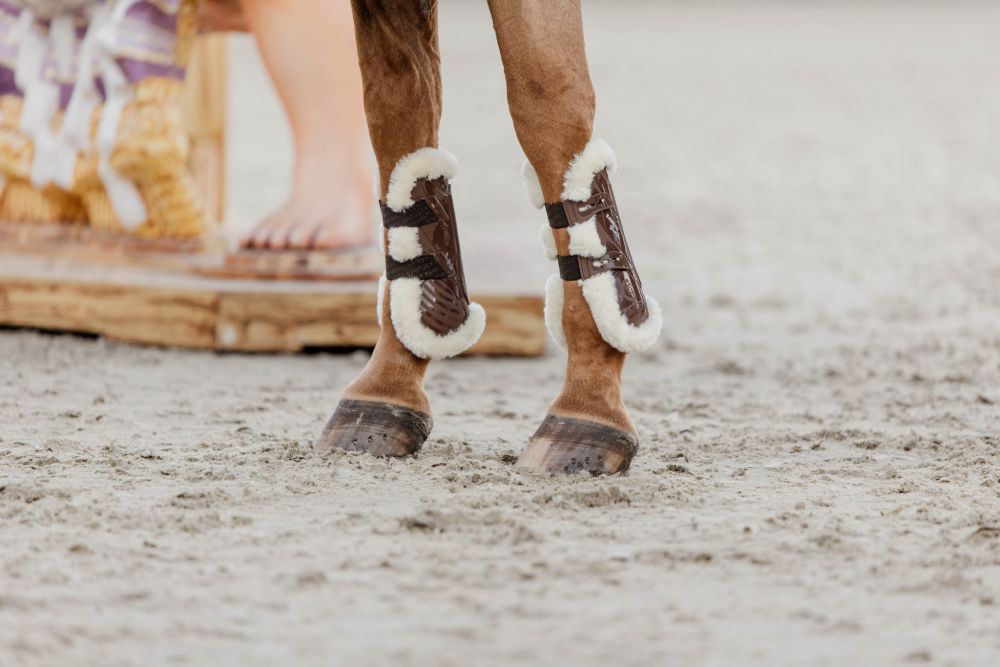 KENTUCKY® HORSEWEAR vegane Lammfell-Springgamasche Bamboo Elastic, braun