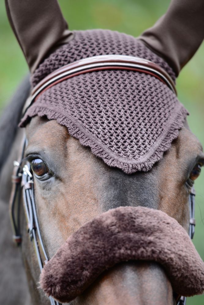 KENTUCKY® HORSEWEAR Schaffell-Nasenriemenschoner, braun