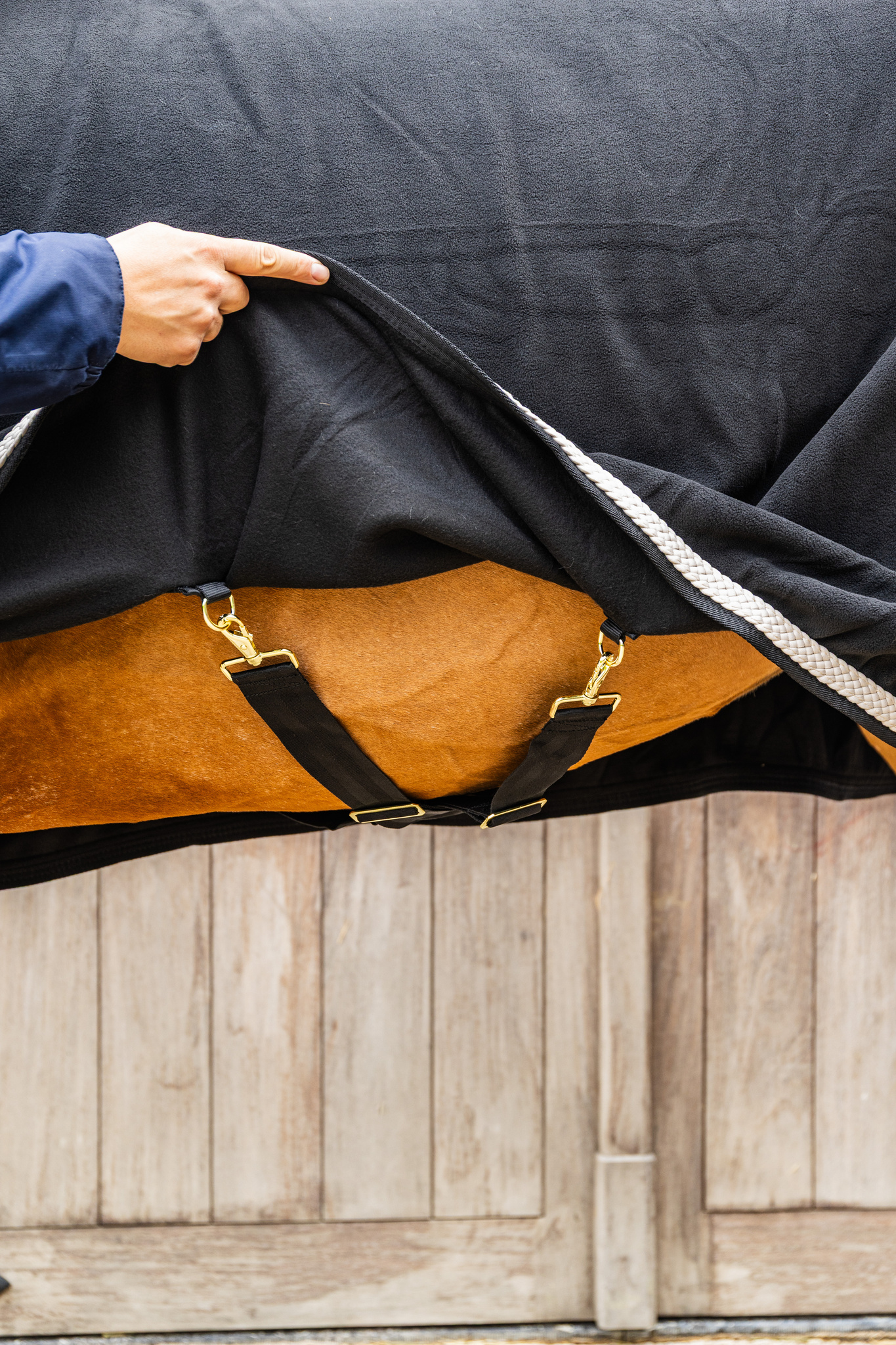 KENTUCKY® HORSEWEAR Abschwitzdecke Fleece geflochtene Kordel, schwarz Detail der schwarzen Fleece-Abschwitzdecke mit geflochtener Kordel und verstellbarer Kreuzbegurtung am Pferd.