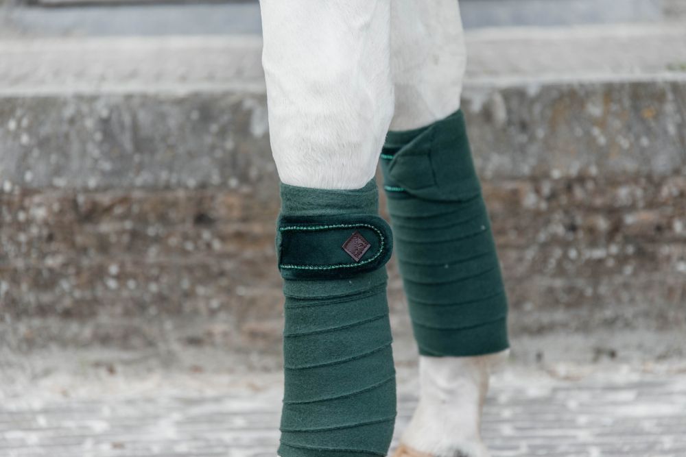 KENTUCKY® HORSEWEAR Fleece-Bandagen Velvet Pearls, 4er-Set, pinien-grün