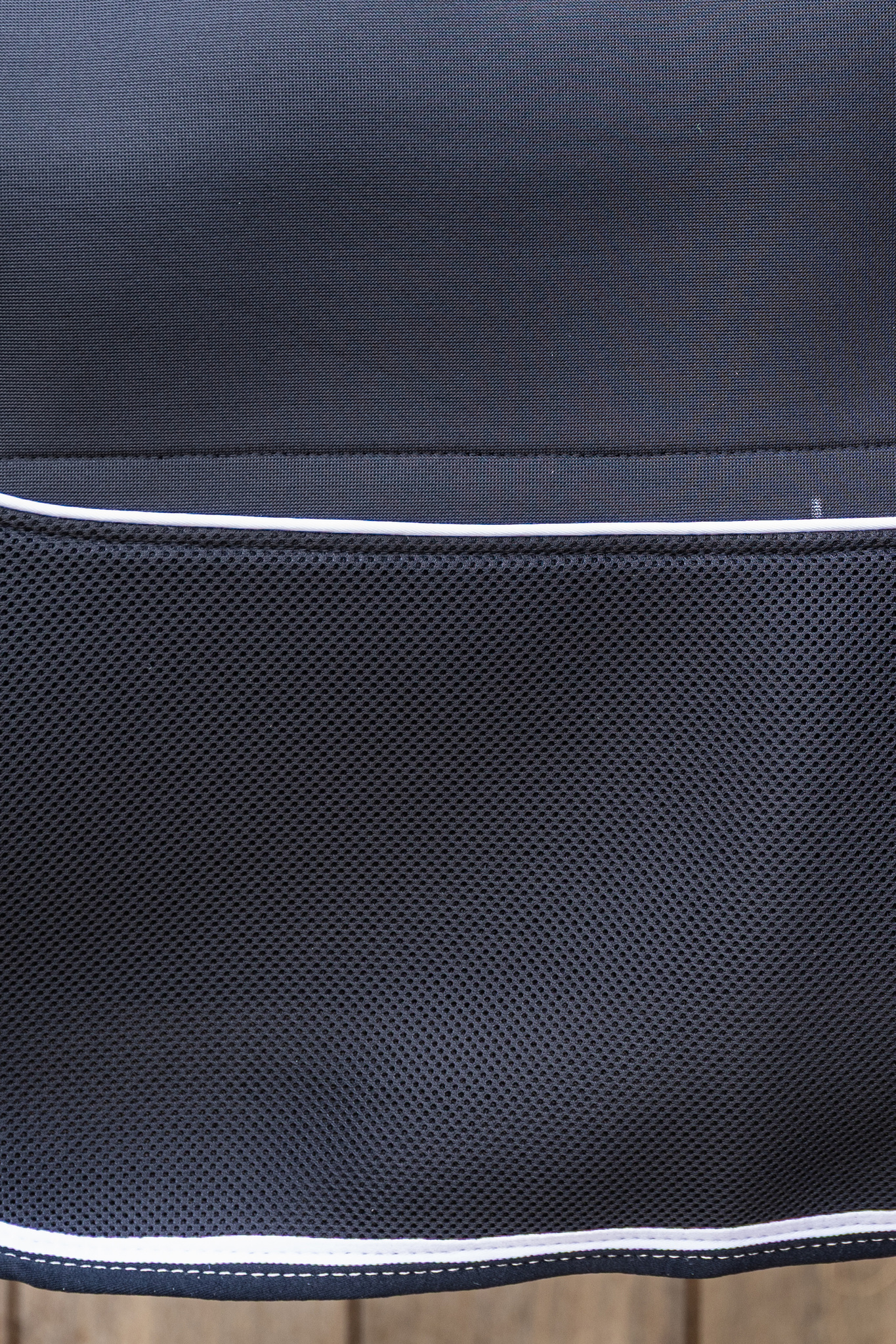 KENTUCKY® HORSEWEAR Turnout Rug Comfort 3D Fleece Liner, schwarz Detailaufnahme des schwarzen Turnout Rug Comfort 3D Fleece Liners mit atmungsaktivem Mesh-Material und weißer Biese.