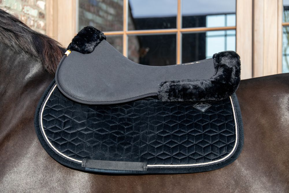 KENTUCKY® HORSEWEAR Schaffell Sattelpad Anatomic Absorb, schwarz